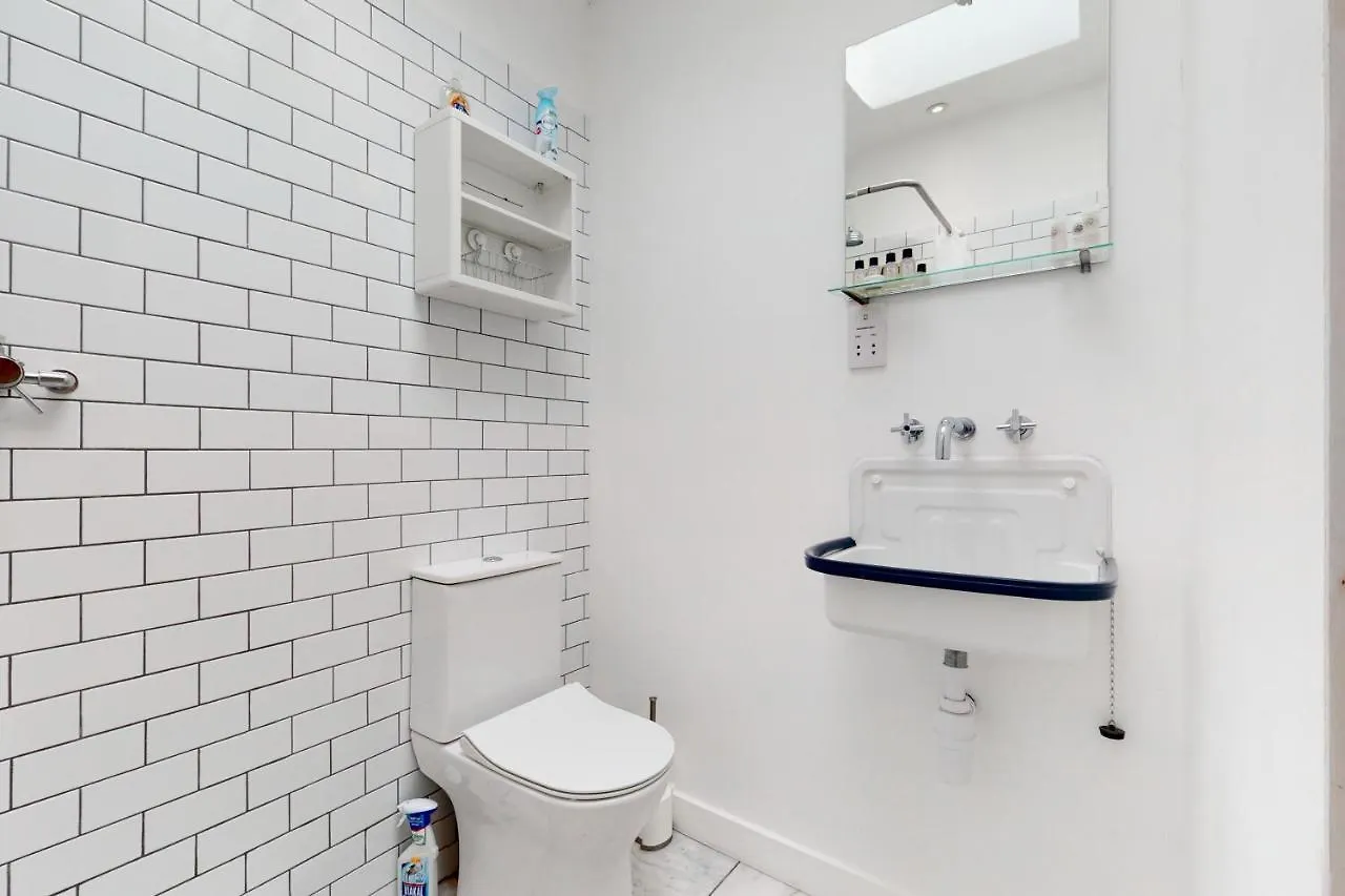 Spacious Studio Flat In Forest Gate London 0*,