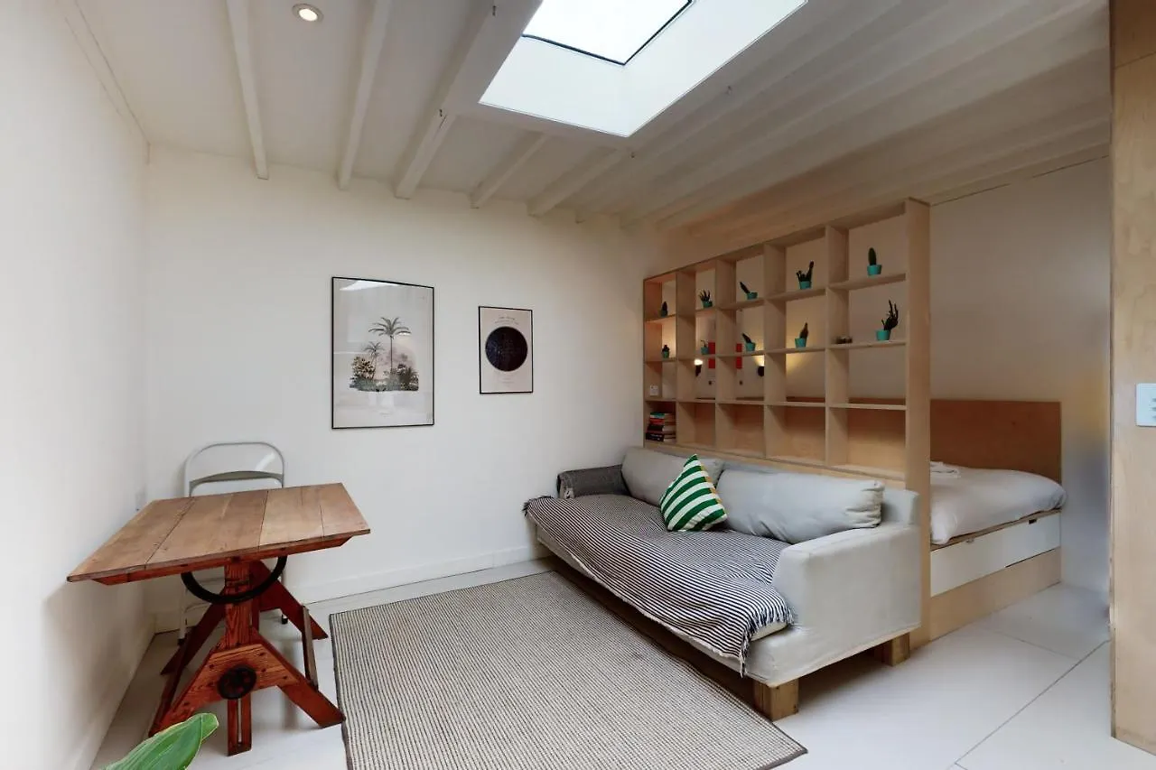 Spacious Studio Flat In Forest Gate contacts